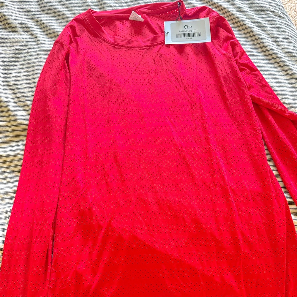 Brand new with tags Zyia Chill XL top.